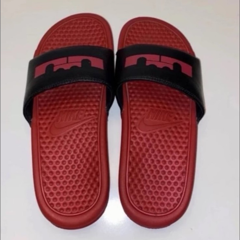 Nike LeBron James slipper boys/youth size 6